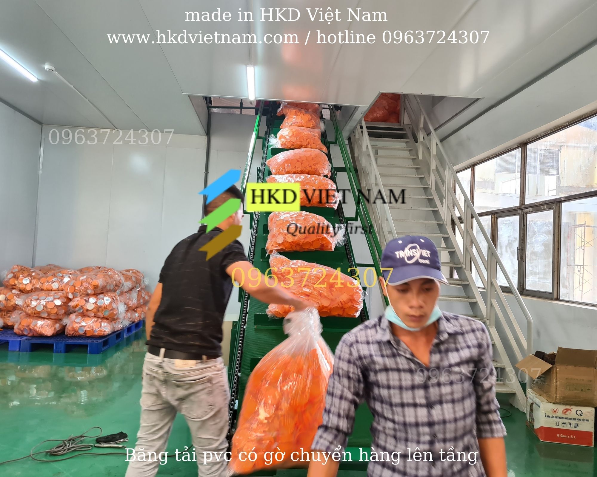 băng tải nghiêng có gờ chuyển hàng